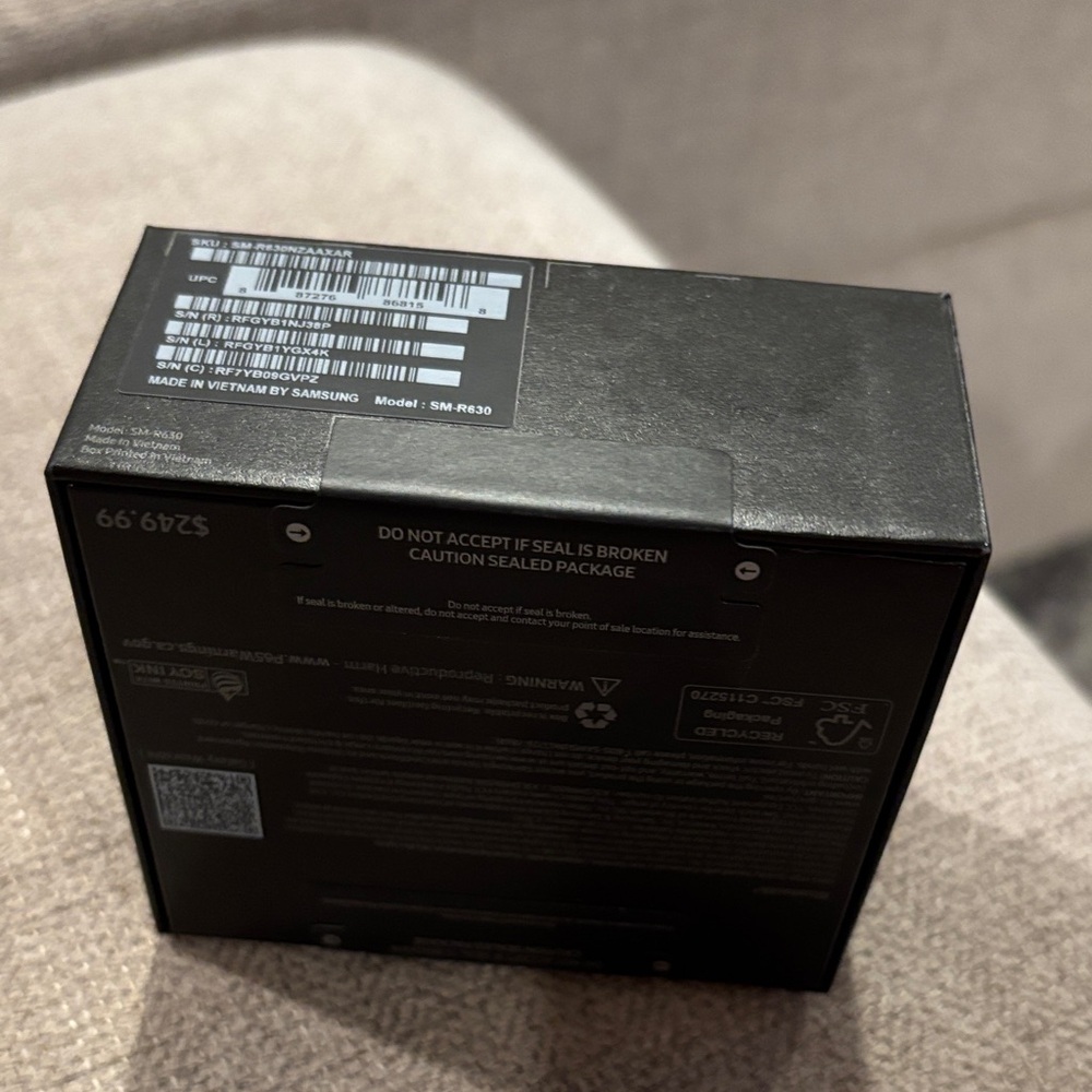 Samsung Galaxy Buds3 Pro in Gray - Picture 3 of 4